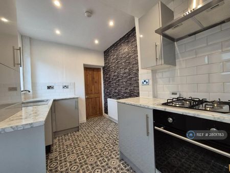 2 bedroom end of terrace house to rent - Photo 5