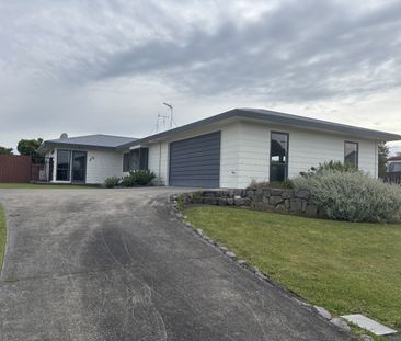 Spacious Family Home in Prime Ohope Location - Ohope - Photo 5