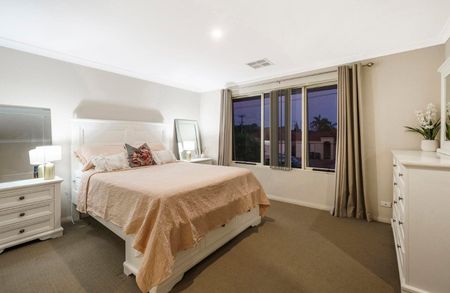 Bright & Spacious 3-Bedroom Townhouse with Study - Photo 4