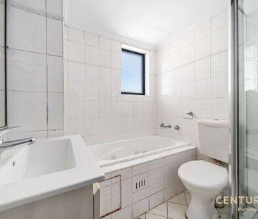 Freshly Painted Two-Bedroom Apartment with Pool Access - Photo 5