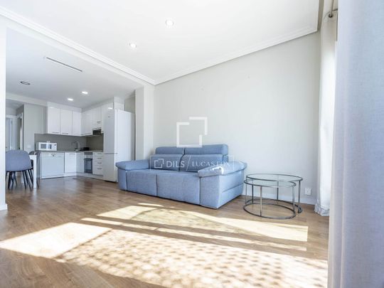 Excellent 3 Bedroom penthouse with 12m² terrace for rent in Gran Vía, Valencia - Photo 1