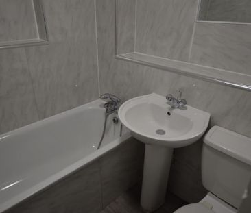 3 bedroom flat to rent - Photo 6