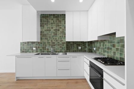 Renovated 3 Bedroom Terrace with Attic – Prime City Location - Photo 5