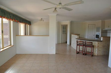 4 Grosvenor Close - Photo 2