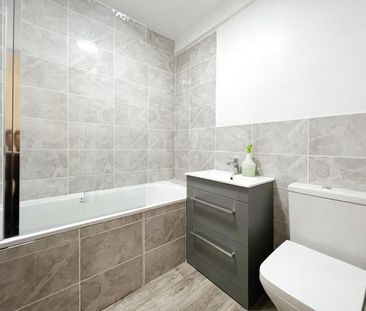 3 bedroom flat to rent - Photo 2