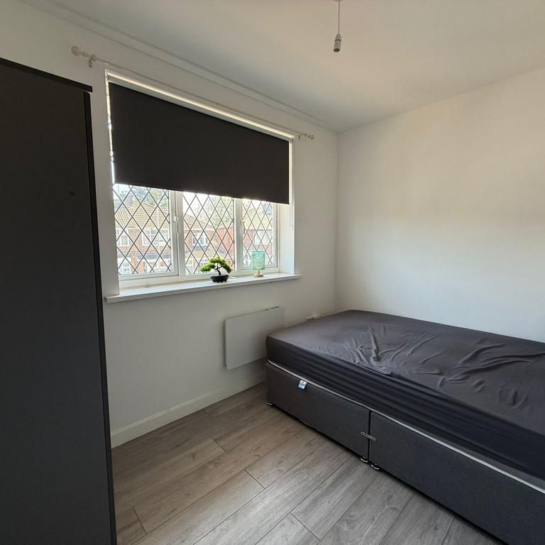 1 bedroom in a house share to rent - Photo 1
