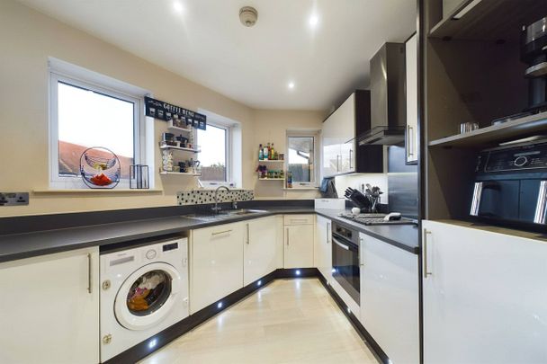 2 bedroom Flat in Raven Drive, Maidenhead - Photo 1