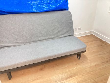 1 Bed Flat, Very Near West Cromwell Road Area, SW20 - Photo 2