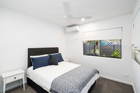 REFRESHED AND REJUVENATED! REMODELLED, HIGH SPEC, SMITHFIELD UNIT! - Photo 4