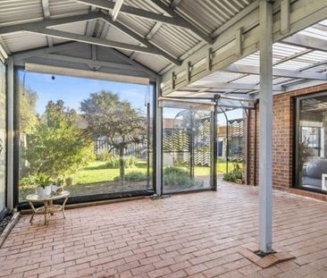 Large Family Home in Wendouree - Photo 5