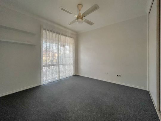 Charming two bedroom brick unit - Photo 1