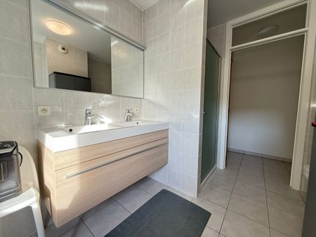 Instapklaar drie-slaapkamerappartement met garage in Meulebeke. - Photo 5