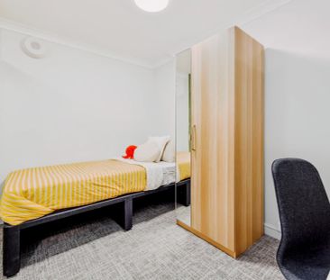 Urban Twin 03 - Photo 1