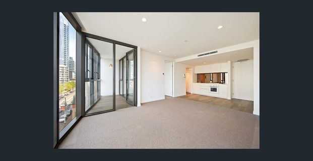 MODERN ONE BEDROOM APARTMENT WITH A CAR PARK! - Photo 1