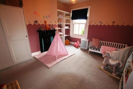 4 bedroom semi-detached house to rent - Photo 3