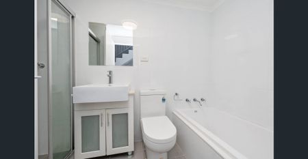 Beautifully presented Modern 3 bedroom Townhouse - Photo 5