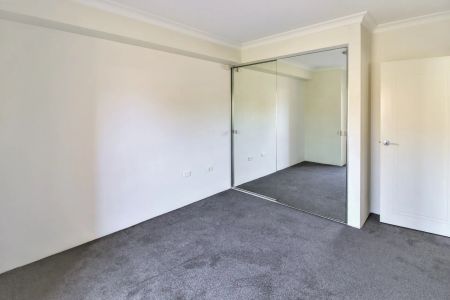Charming One Bedroom Apartment in Heart of Willoughby - Photo 3
