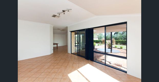 Spacious 4x2 Home in Willagee - Photo 1