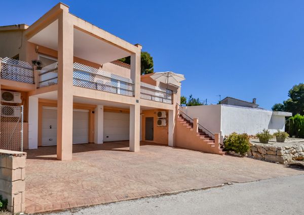 FOR RENT VILLA MORAIRA with 4 bedrooms for LONG TERM NEAR THE BEACH AND THE CITY