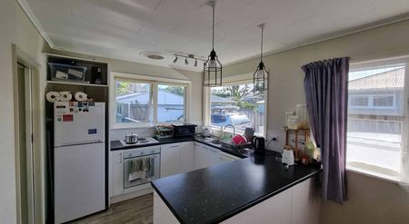 Beautiful 3 Bedroom family home - Photo 2