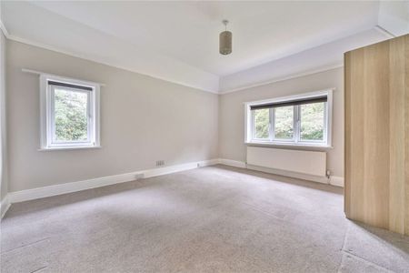 *Please note: 6 month maximum tenancy* Five-bedroom detached house with driveway and garage. - Photo 4