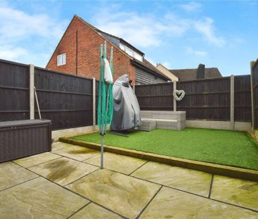 2 bedroom end of terrace house to rent - Photo 3