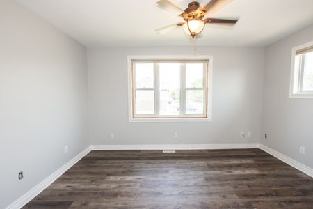 **ALL INCLUSIVE** 2 Bedroom + Den in Welland!! - Photo 4