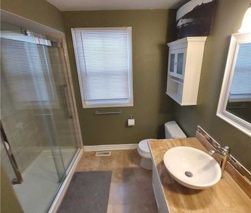 For Lease - 880 Leslie Valley Drive Unit# Main & 2nd, Newmarket, On... - Photo 2