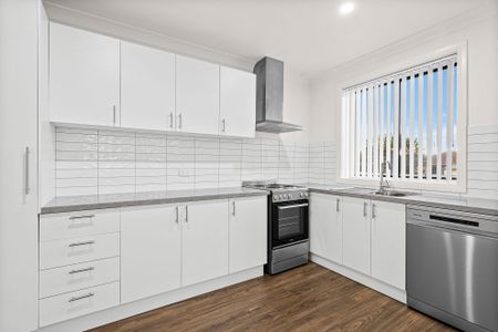 Beautifully Renovated 2 Bedroom Unit - Photo 3