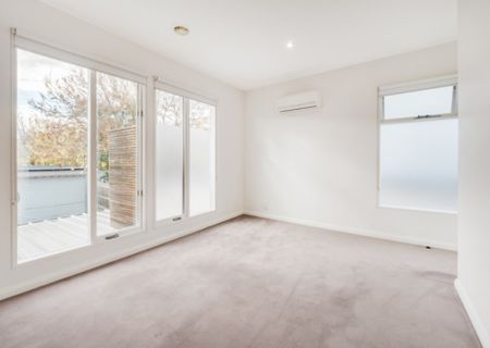 Stylish Townhouse Living in blue chip Hawthorn East - Photo 3