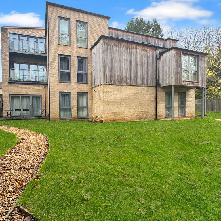 Situated along the High Street overlooking a private communal garden, this modern 2 bedroom flat offers a large balcony, open plan living/dining/kitchen area and allocated parking. - Photo 1