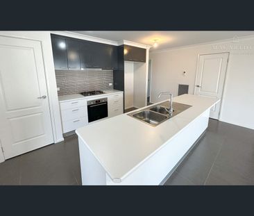 Stylish Family Retreat Steps from Local Amenities - Photo 5