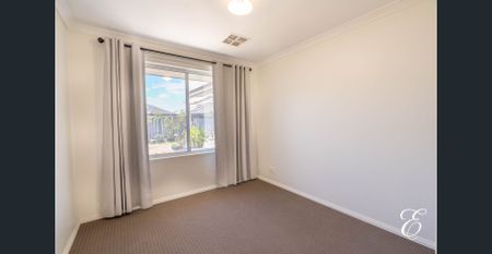 EASY LIVING IN CONVENIENT SUBURB! - Photo 4