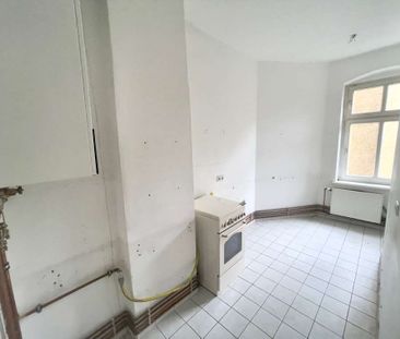 Gro&szlig;z&uuml;gige 2 Zimmer Wohnung mit Balkon sucht Renovierungsfreudige Mieter! - Foto 1