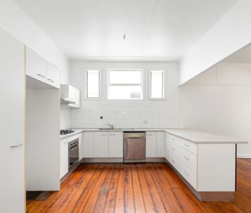 Charming Refurbished Inner-City Home - Photo 4