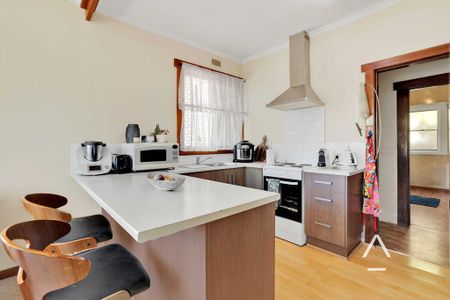 Charming 4 Bedroom Home in the Heart of Mowbray! - Photo 4