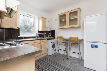 2 bedroom property close to amenities and dalston overground - Photo 3