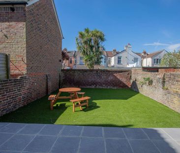 Double Ensuite Room in Luxury Modern HMO in Gladys Avenue, North En... - Photo 4