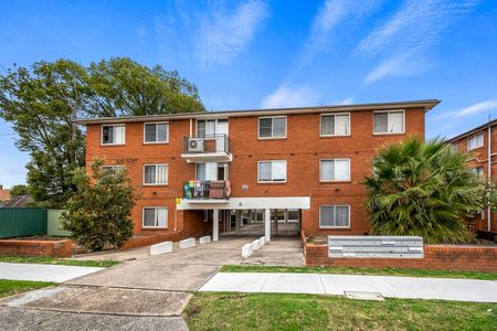 BEAUTIFUL 2 BEDROOM 1 BATHROOM UNIT WITH CAR SPACE - Photo 4