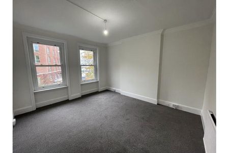 4 bedroom flat to rent - Photo 2