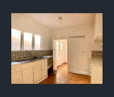 Charming Two Bedroom Victorian Home in the Heart of Brunswick! - Photo 6