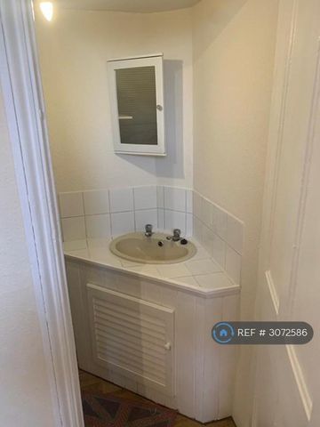 1 bedroom in a flat share to rent - Photo 3