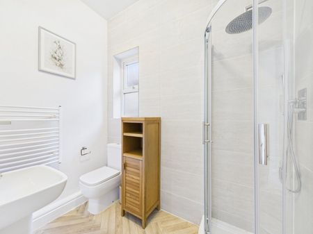 19 Cherry Orchard, Staines-Upon-Thames, Middlesex,TW18 - Photo 2