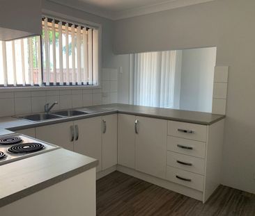 Recently Updated Three Bedroom Villa With Air Conditioning - Photo 4
