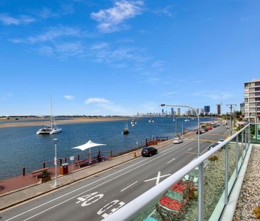 Rarely Available 1 bed 1 study with stunning Broadwater views - Photo 3