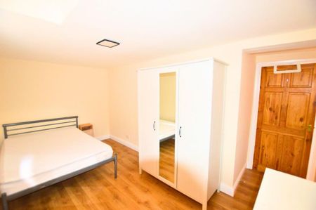 3 bedroom flat to rent - Photo 4