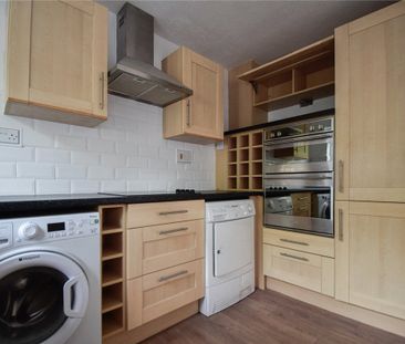 Well presented 3 bedroom mid-terrace house situated just to the sou... - Photo 6