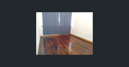 Overseas and locals all welcome. Large 4x1 house on l/up yard. new kitchen. polished floorboard. open living. has dining room and living room with a/ - Photo 4