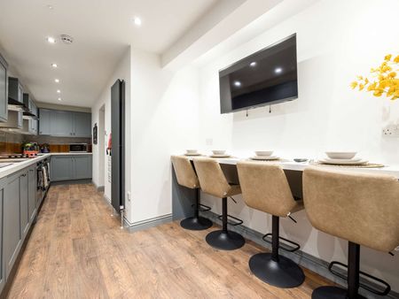 OX Living is proud to present this high-quality 9-bedroom co-living property, perfect for working professionals looking for stylish, stress-free living. Room 8 - Photo 2