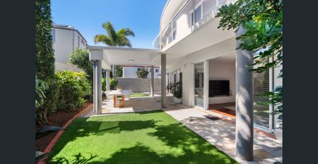 Luxury Coastal Living In Prime Mermaid Beach Location - UNFURNISHED - Photo 5